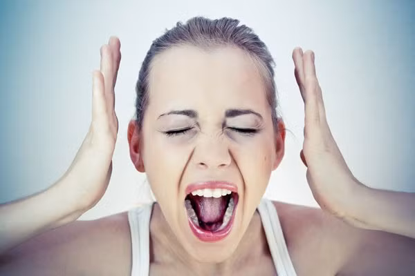 Căng thẳng trước ngày đèn đỏ. Các chuyên gia cho biết, căng thẳng trước ngày hành kinh có liên quan đến sự mất cân bằng hệ thống thần kinh và sự thay đổi kích thích tố. Ngoài ra, áp lực tinh thần quá lớn, kỳ vọng với bản thân quá cao… cũng có thể là nhân tố trọng yếu gây ra những biến đổi về tâm trạng trước ngày đèn đỏ.