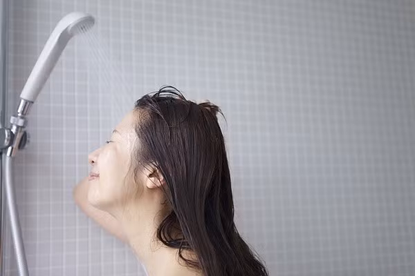 8h. Dành 30 phút tắm nước lạnh bằng vòi hoa sen vào khung giờ này giúp cơ thể đốt cháy chất béo hiệu quả. Một nghiên cứu của Tạp chí New England Journal of Medicine phát hiện, nước lạnh kích thích chất béo nâu, giảm chất béo trắng trong cơ thể.