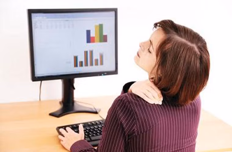 Ung thư tủy xương. Cũng theo nghiên cứu trên, các nhà nghiên cứu cho hay, thời gian ngồi kéo dài, trọng lượng của nửa người trên dồn về cột sống và điểm chịu áp lực lớn nhất là đốt sống thắt lưng, lưng, cổ. Bên cạnh đó, khi vùng đốt sống bị tỳ đè nhiều sẽ làm tăng áp lực, đẩy lồi các đĩa đệm ra làm tổ chức đệm phù nề, lâu ngày gây xơ hóa, chèn ép các rễ thần kinh dẫn đến đau thần kinh tọa.