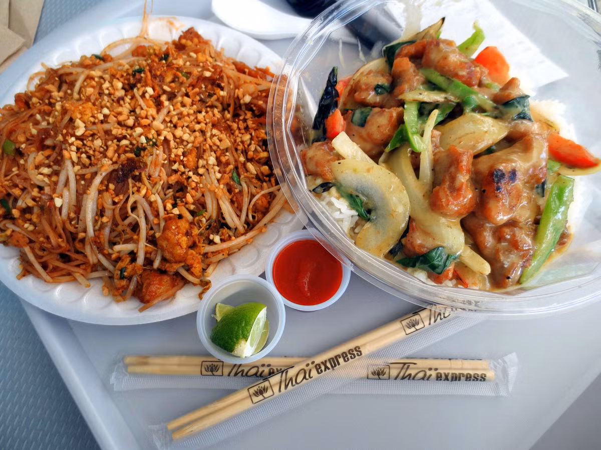 Chuỗi nhà hàng Thai Express: món ăn khá phong phú, phục vụ nhanh, sạch sẽ, giá khoảng 300-500 nghìn/2 người. Các món được nhiều người yêu thích: xôi xoài, bánh kếp, miến tôm tích...