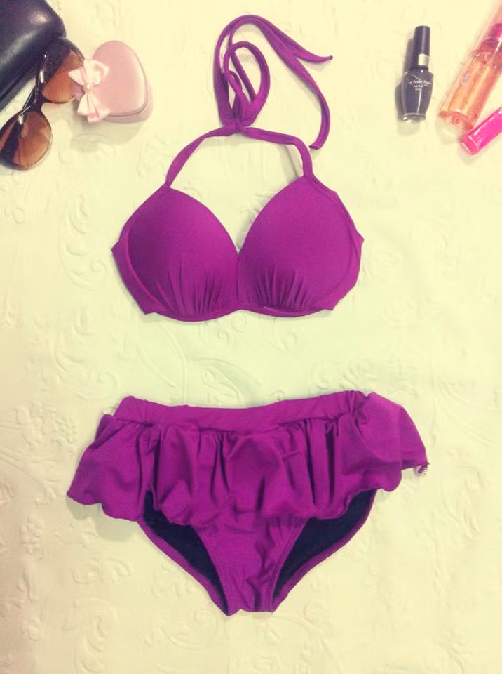 Khó chọn bikini. Việc tìm được một bộ bikini nhỏ nhắn dễ thương không phải dễ dàng. Mà chỉ có thể là những kiểu dáng... che bớt vòng ba.