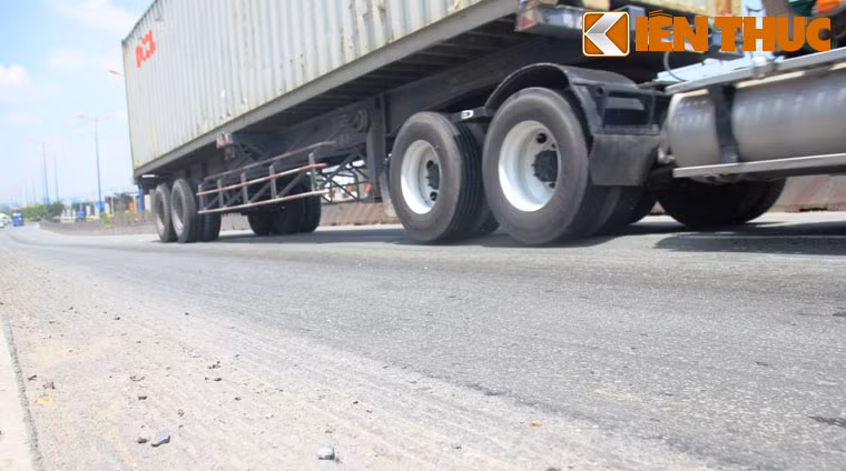 Trong khi chiếc xe đang vào độ cong trên giữa cầu...