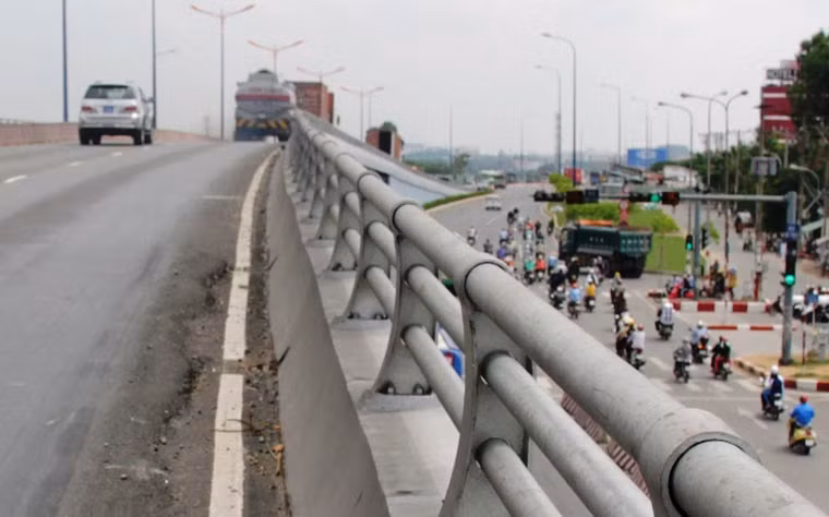 và phía dưới là ngã tư Thủ Đức luôn tấp nập phương tiện.