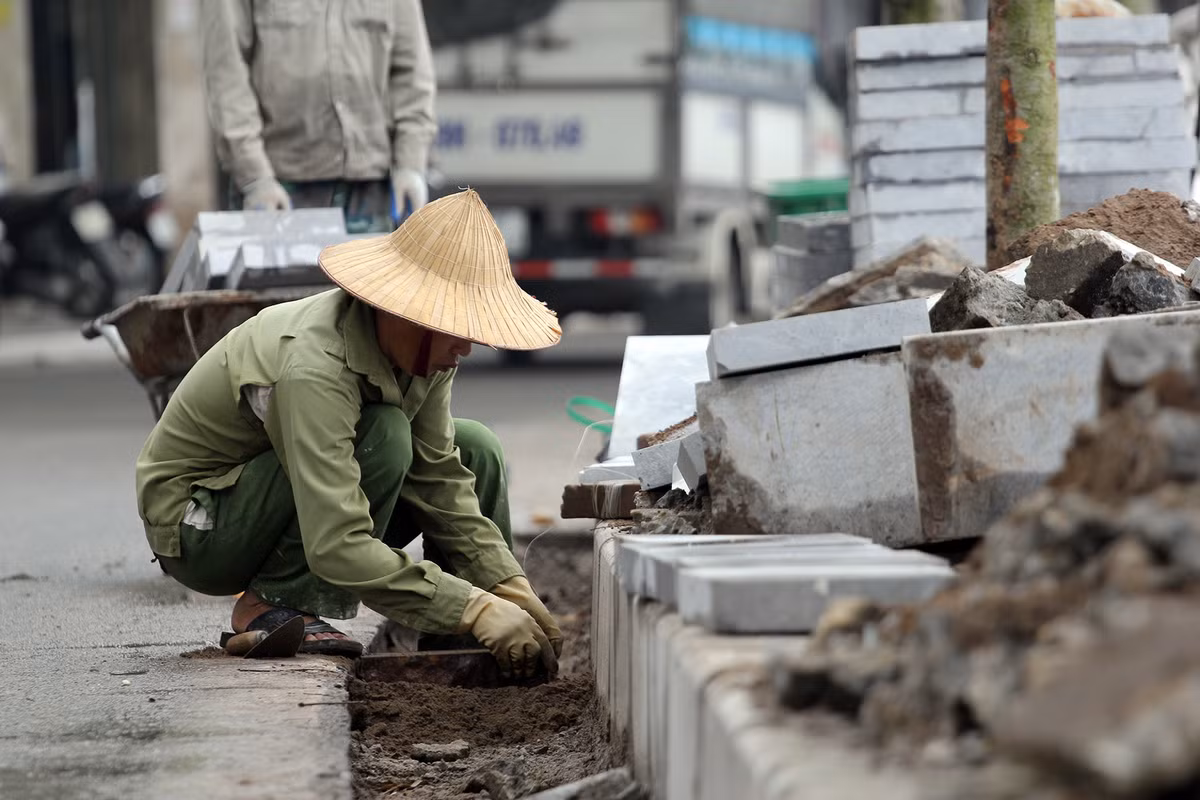 Công nhân tiến hành công việc cũng rất cẩn thận bằng việc đo đạc, lắp đặt với kỹ thuật cho đá lát khỏi bị chênh lệch.