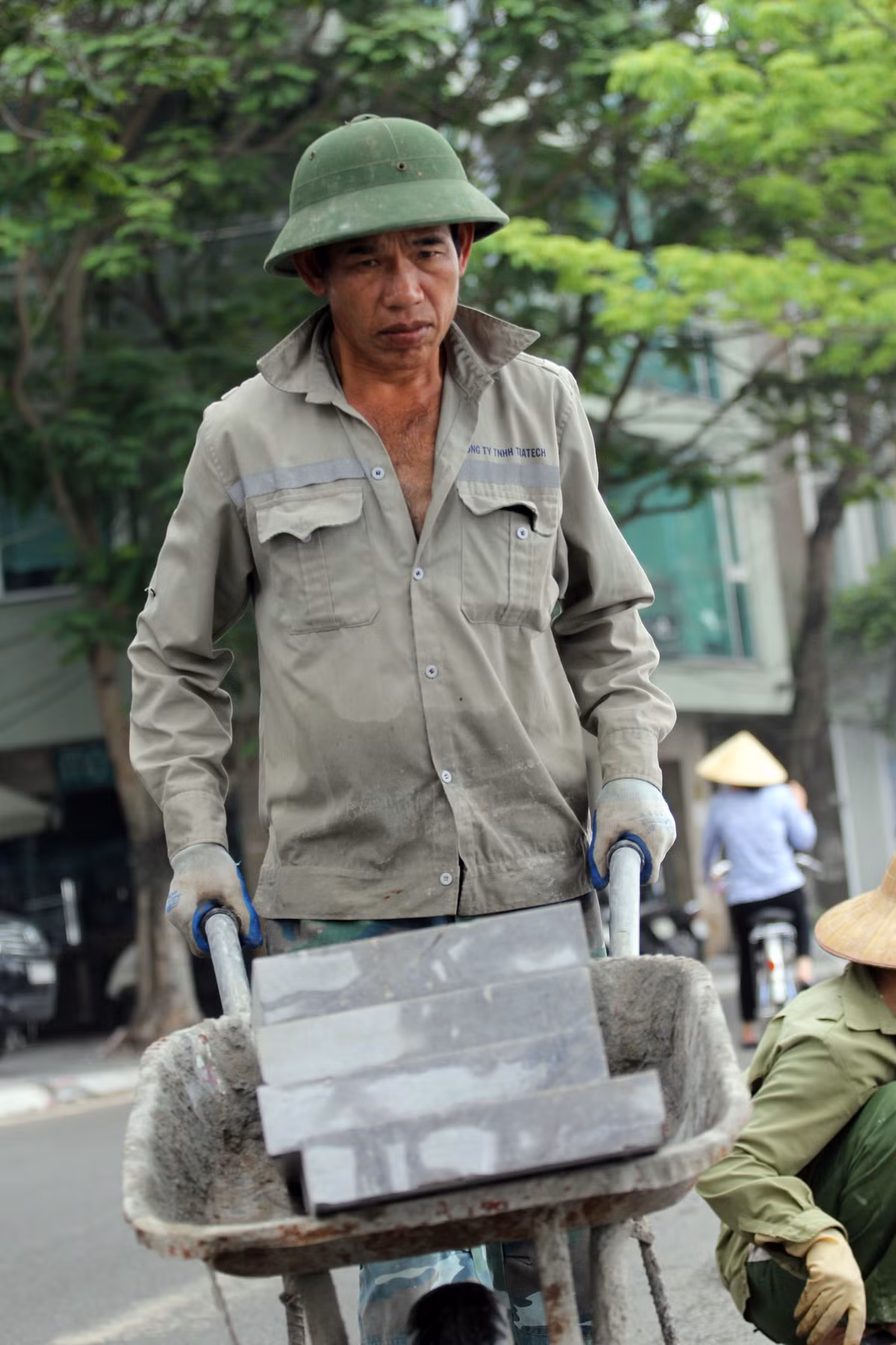 Những khối đá tự nhiên có trọng lượng lên đến trên 100kg được ốp ngăn cách vỉa hè và lòng đường.