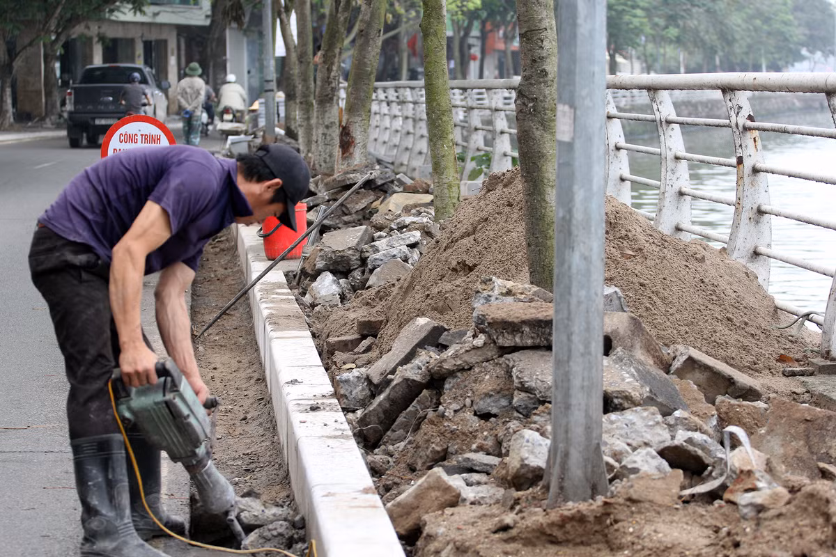 Ghi nhận của PV Kiến Thức chiều ngày 3/4, trên phố Trích Sài (đường ven Hồ Tây) các công nhân đang khẩn trương thi công việc ốp lát đá vỉa hè.