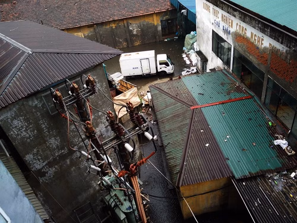 Trên địa bàn quận Hà Đông, một số tuyến phố cũng bắt đầu ngập bì bõm.