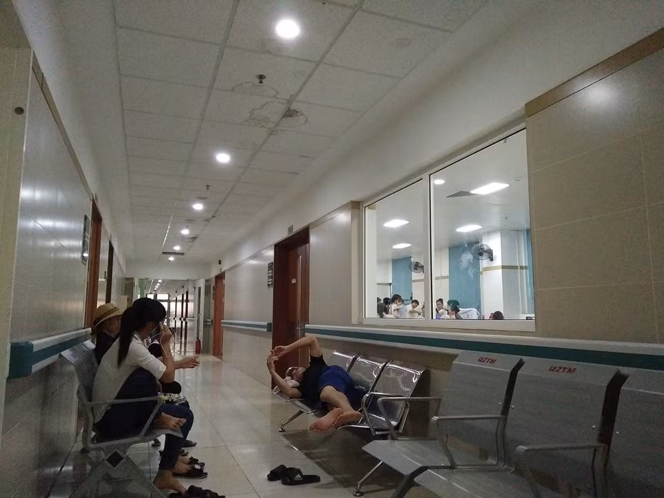 “Tôi và con rể ở đây chăm sóc con gái đã 13 ngày rồi, cháu mang thai nhưng lại bị tim, nên thai không giữ được và phải bỏ…”, - một người thân của nữ bệnh nhân 25 tuổi, quê ở Nghệ An buồn rầu chia sẻ.