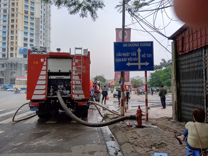 Tiếp nhận tin báo, lực lượng chức năng khẩn trương huy động xe chữa cháy, cùng nhiều cảnh sát đến hiện trường vụ hỏa hoạn để dập lửa.
