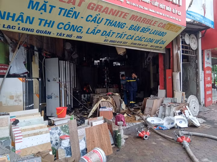 Các nhà liền kề quán thịt chó bị ảnh hưởng.