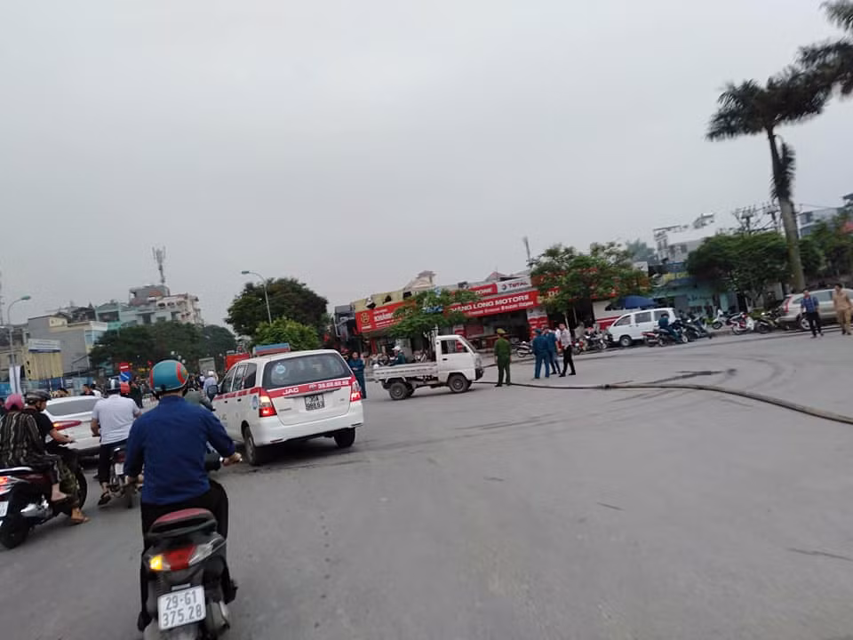 Lực lượng chức năng phân luồng hướng dẫn giao thông để thuận tiện cho việc chữa cháy.