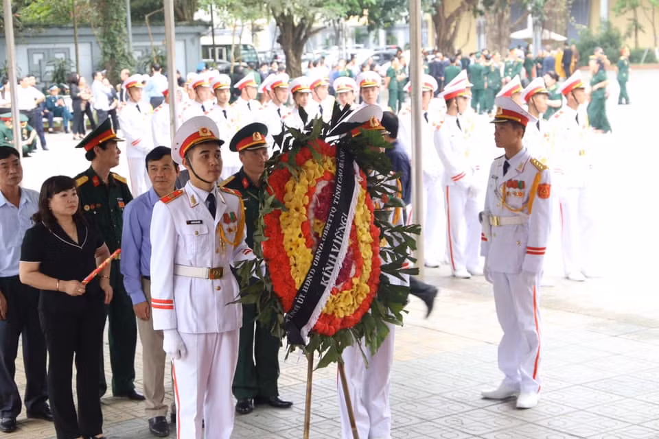 Trong sáng nay, nhiều Bộ ban ngành cùng các cơ quan, đoàn thể, cá nhân của TP Hà Nội cũng như khắp các tỉnh thành của cả nước cũng đến Nhà tang lễ số 5 Trần Thánh Tông viếng Trung tướng Đồng Sỹ Nguyên.,