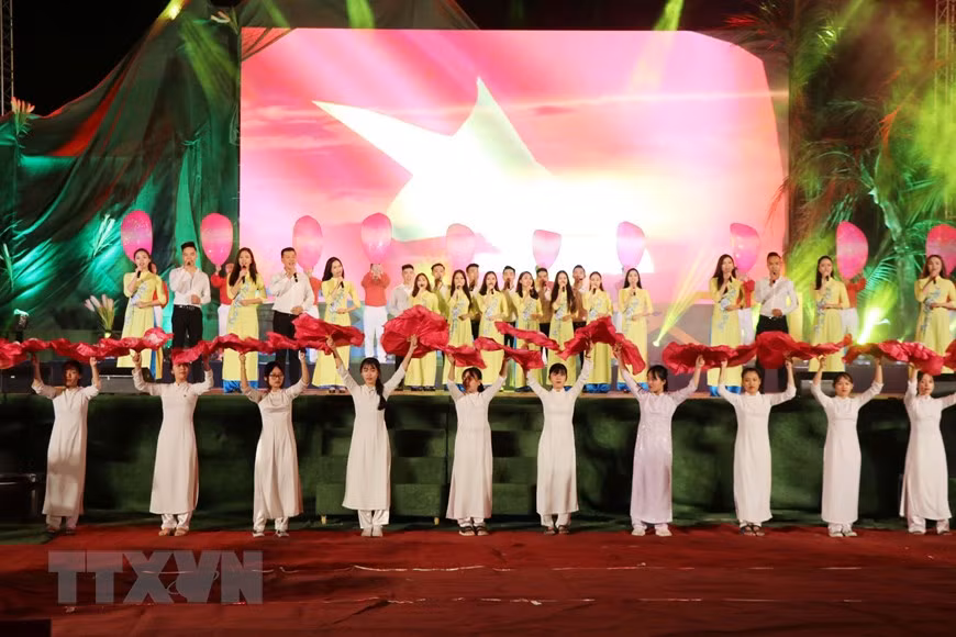 Nhân kỷ niệm 44 năm ngày giải phóng hoàn toàn miền Nam, thống nhất đất nước (30/4/1975 - 30/4/2019), 65 năm chiến thắng Điện Biên Phủ, kết thúc cuộc kháng chiến chống thực dân Pháp xâm lược và sự kiện Vĩ tuyến 17 chia cắt hai miền Nam Bắc, 47 năm ngày giải phóng tỉnh Quảng Trị (1/5/1972 - 1/5/2019), tối qua (29/4) tại bờ Nam Di tích Quốc gia đặc biệt cầu Hiền Lương - Bến Hải đã diễn ra chương trình nghệ thuật đặc sắc “Khát vọng thống nhất” do Tỉnh ủy, UBND tỉnh Quảng Trị phối hợp thực hiện. (Ảnh: TTXVN).