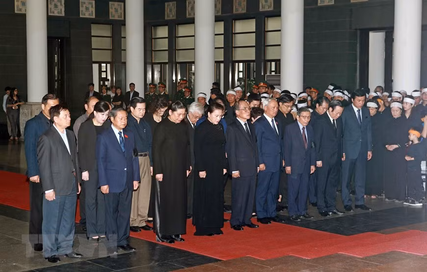 Đoàn đại biểu Quốc hội do bà Nguyễn Thị Kim Ngân dẫn đầu viếng Trung tướng Đồng Sỹ Nguyên. Ảnh: TTXVN.