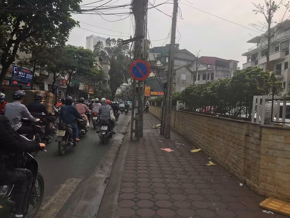 That kinh thi the nguoi phu nu canh xe may tren duong Ha Noi-Hinh-2