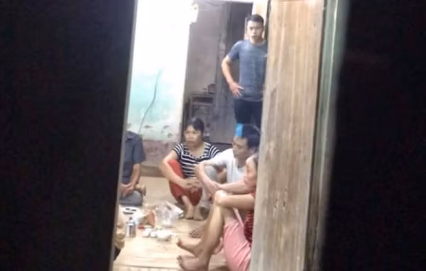 Canh sat ap vao ngoi nha bat giu nhom nguoi dang danh bac