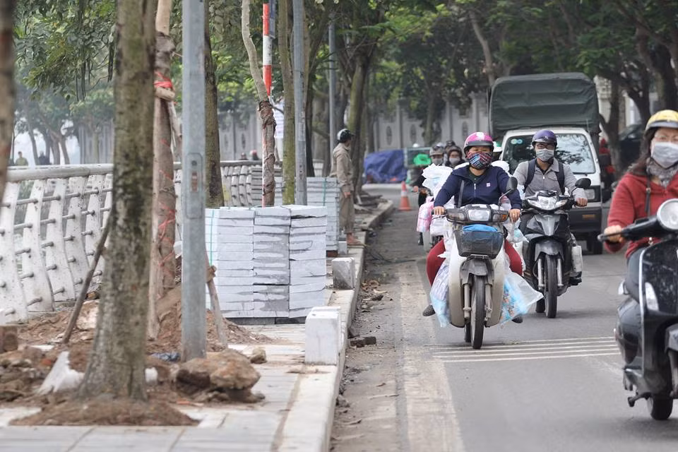 Vỉa hè của phố Trích Sài được thay thế bề mặt đá cũ bằng gạch bê tông bọt CLC, còn được gọi là gạch vân đá nhân tạo. Chiều dày mỗi viên gạch khoảng 5cm, vuông 40cmx40cm, trọng lượng hơn 10kg.