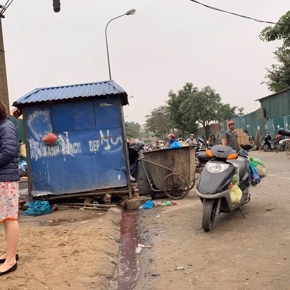 Từ khoảng 8h sáng mỗi ngày trở đi trên phố Trần Quốc Vượng dần chỉ còn cảnh nước thải hôi tanh chảy theo rãnh sát mép vỉa hè, cùng những đống rác, túi nilon xả bừa bãi như thế này.