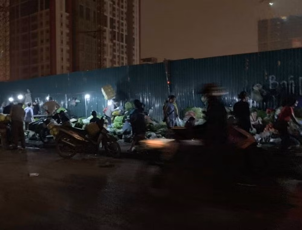 Ông Mạc Đình Thắng - Trưởng Công an phường Dịch Vọng Hậu cho biết: “Trước Tết Nguyên đán 2019, quận đóng cửa chợ nông sản, 600 -.700 tiểu thương không có chỗ bán hàng, người ta kéo đi khiếu kiện khắp nơi. Bây giờ sắp xếp chỗ cho người ta bán chưa có nên họ mới tản ra. Công an phường đang tham mưu với UBND phường giải quyết nhiều vấn đề ở đây”. Vị này khẳng định Công an phường Dịch Vọng Hậu không “bảo kê” hoạt động ở chợ này như thông tin người dân phản ánh.