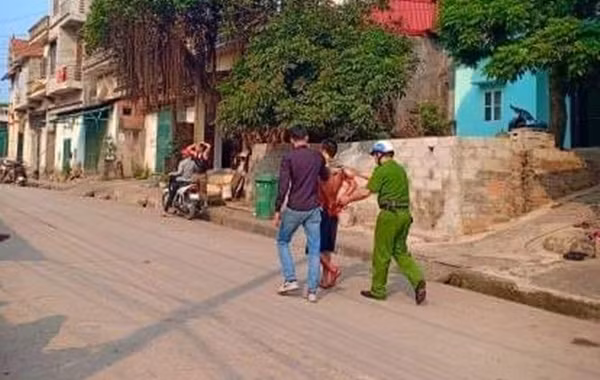 Nghich tu nghi ngao da chem bo me nhap vien