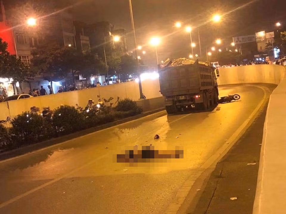 Ha Noi: Xe may va cham o to “ho vo”, nam thanh nien bi can chet tai cho