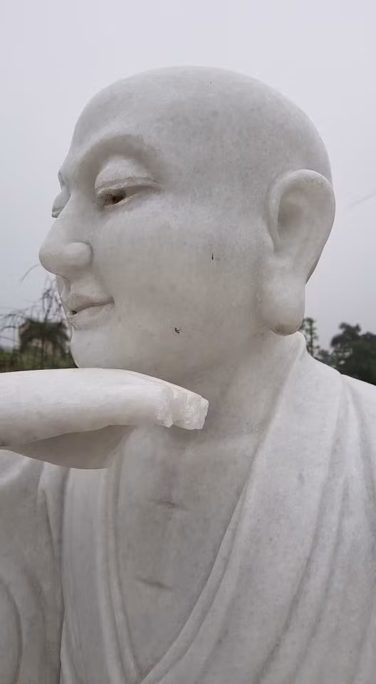 Chùa Khánh Long đang trong quá trình tu sửa, xung quanh không có tường bao, không có điện chiếu sáng phía ngoài.