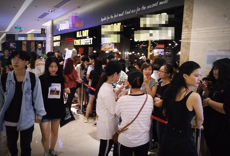 Nhiều cặp đôi cũng tranh thủ đưa nhau vào TTTM vui chơi nhân dịp nghỉ lễ 30/4.