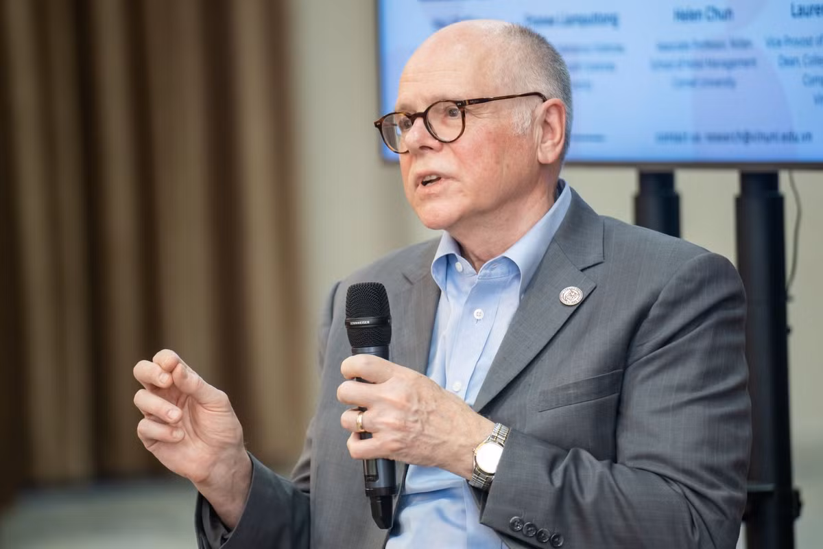 Giáo sư Đại học Cornell: “Tôi bất ngờ vì sự phát triển nhanh chóng của VinUni” - Hình 3 Giao su Dai hoc Cornell: “Toi bat ngo vi su phat trien nhanh chong cua VinUni”-Hinh-3