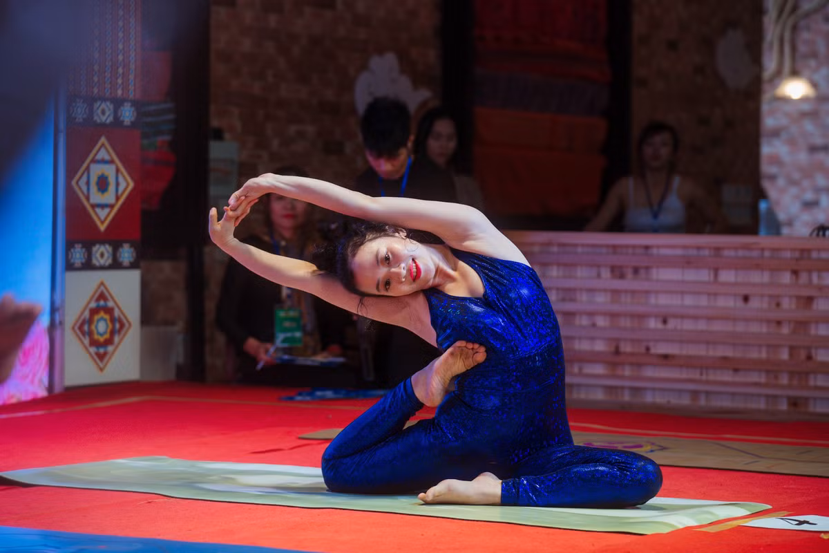 500 nguoi dong dien Yoga chao mat troi tai Fansipan-Hinh-11