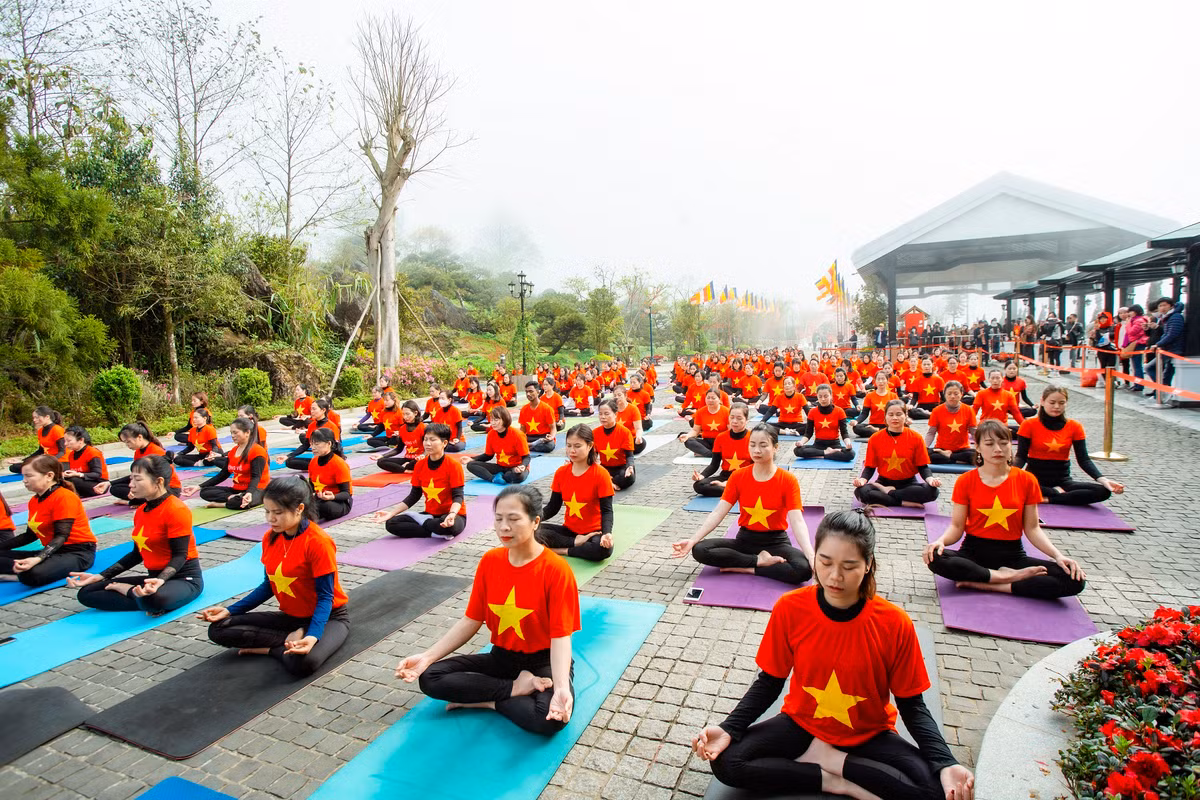 500 nguoi dong dien Yoga chao mat troi tai Fansipan-Hinh-3