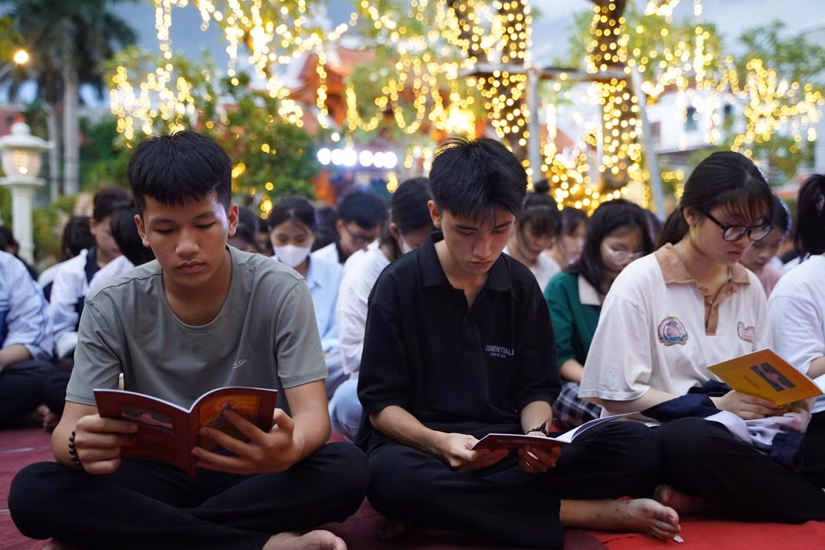 Ha Noi: Gan 1800 ban tre ve chua Quan Am cau nguyen truoc ky thi tot nghiep THPT-Hinh-38