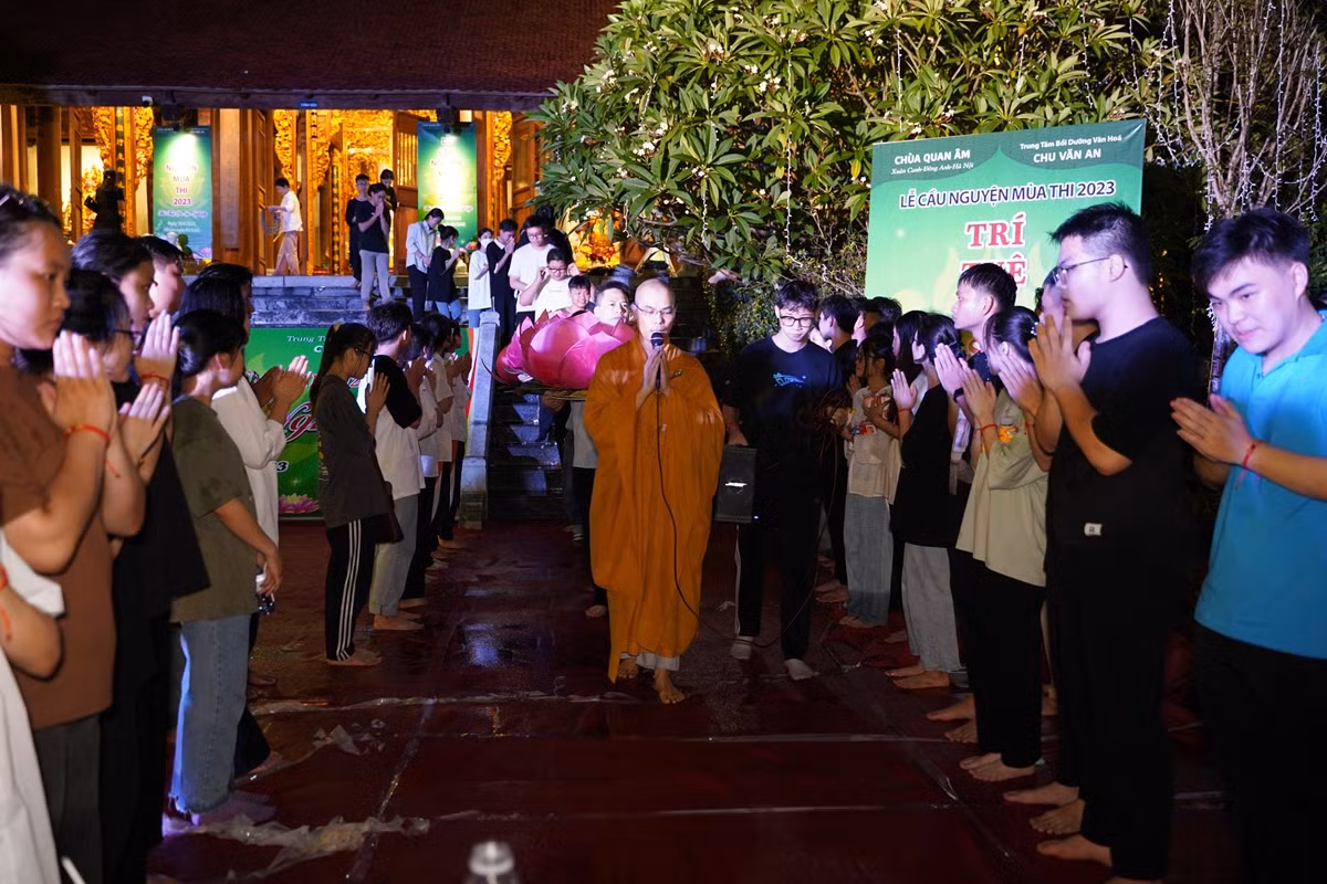Ha Noi: Gan 1800 ban tre ve chua Quan Am cau nguyen truoc ky thi tot nghiep THPT-Hinh-57