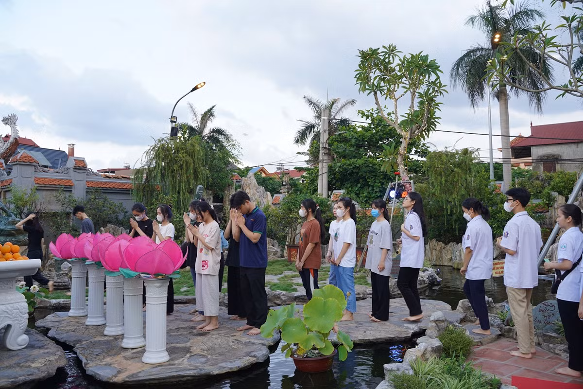 Ha Noi: Gan 1800 ban tre ve chua Quan Am cau nguyen truoc ky thi tot nghiep THPT-Hinh-13