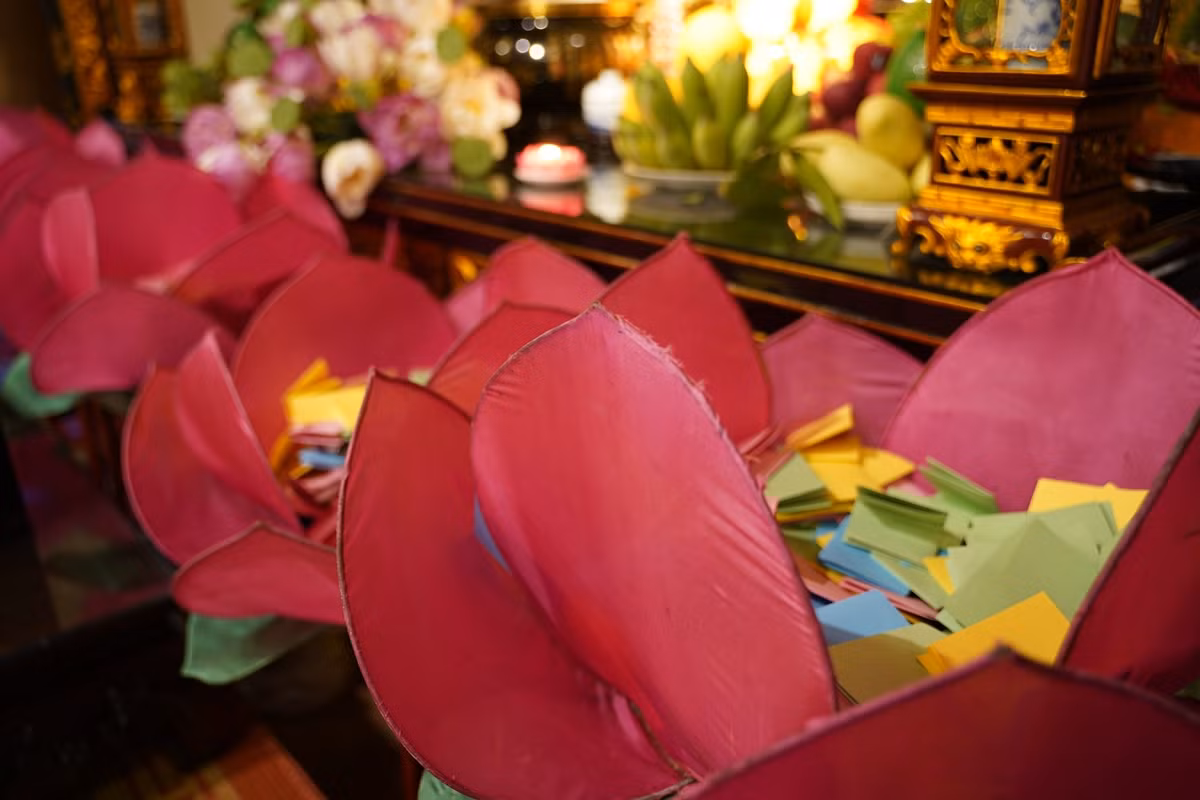 Ha Noi: Gan 1800 ban tre ve chua Quan Am cau nguyen truoc ky thi tot nghiep THPT-Hinh-47