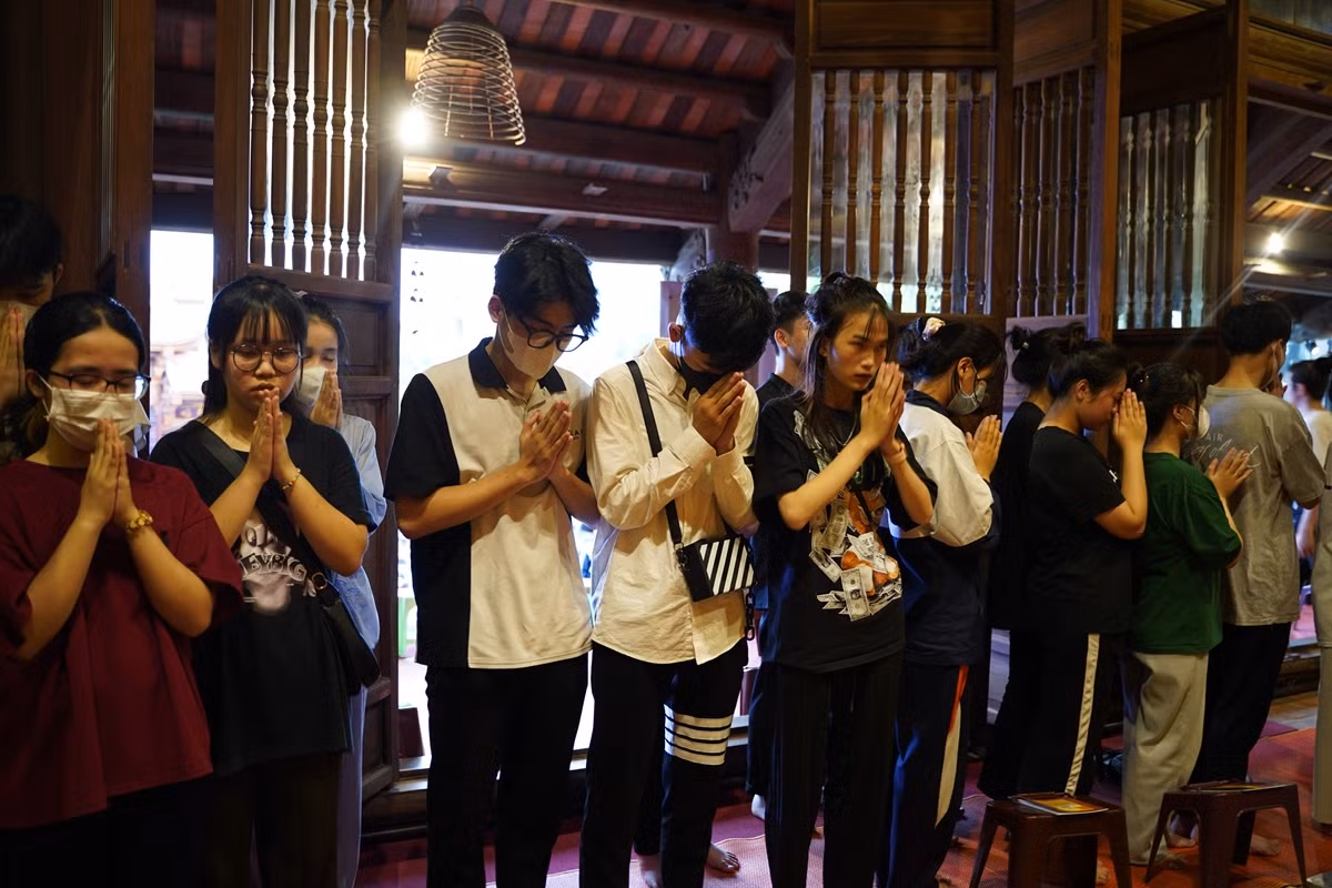 Ha Noi: Gan 1800 ban tre ve chua Quan Am cau nguyen truoc ky thi tot nghiep THPT-Hinh-22