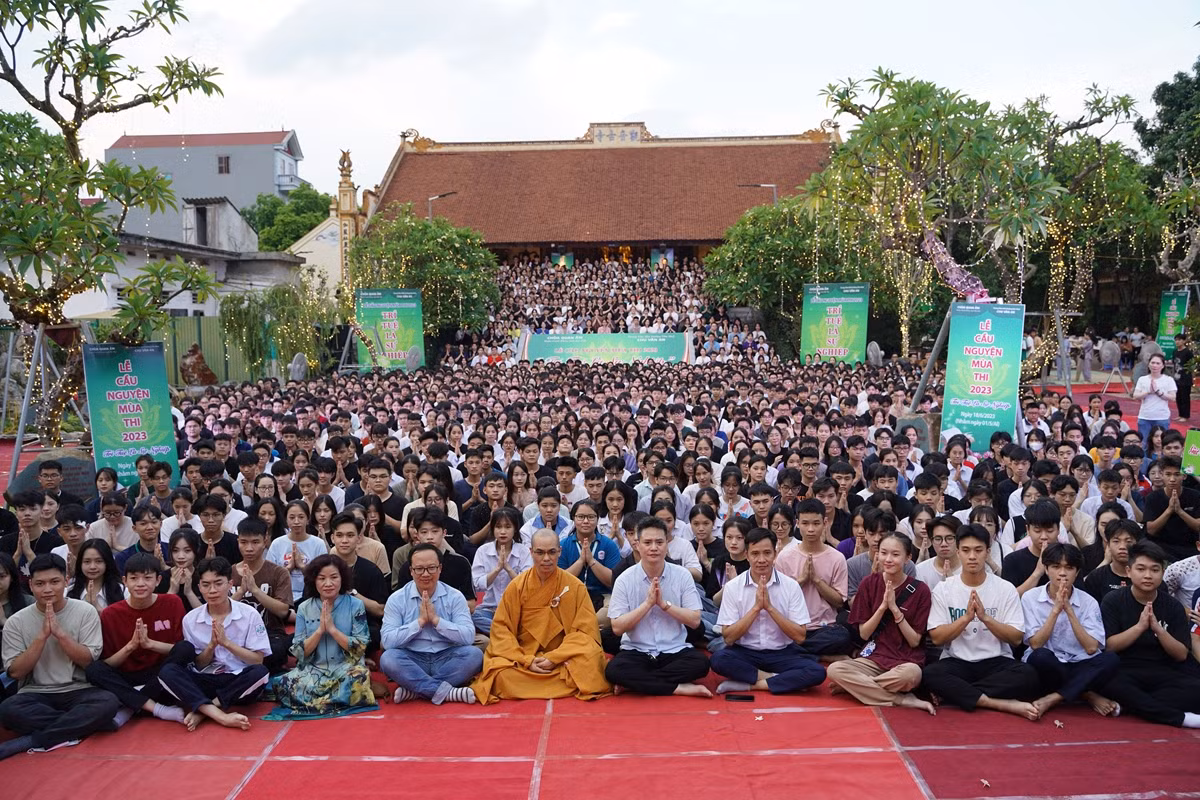 Ha Noi: Gan 1800 ban tre ve chua Quan Am cau nguyen truoc ky thi tot nghiep THPT-Hinh-65