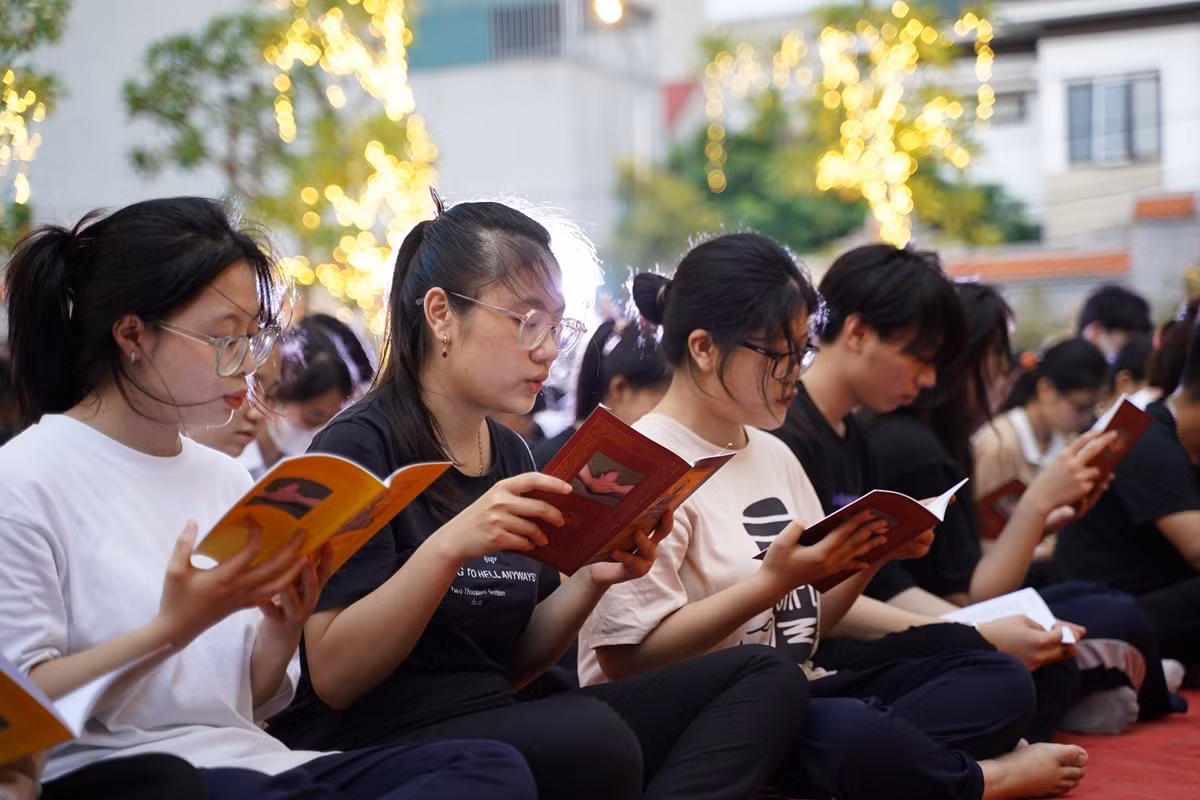 Ha Noi: Gan 1800 ban tre ve chua Quan Am cau nguyen truoc ky thi tot nghiep THPT-Hinh-39