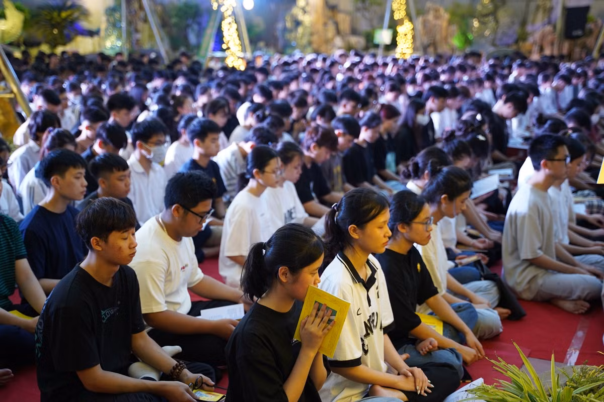 Ha Noi: Gan 1800 ban tre ve chua Quan Am cau nguyen truoc ky thi tot nghiep THPT-Hinh-43