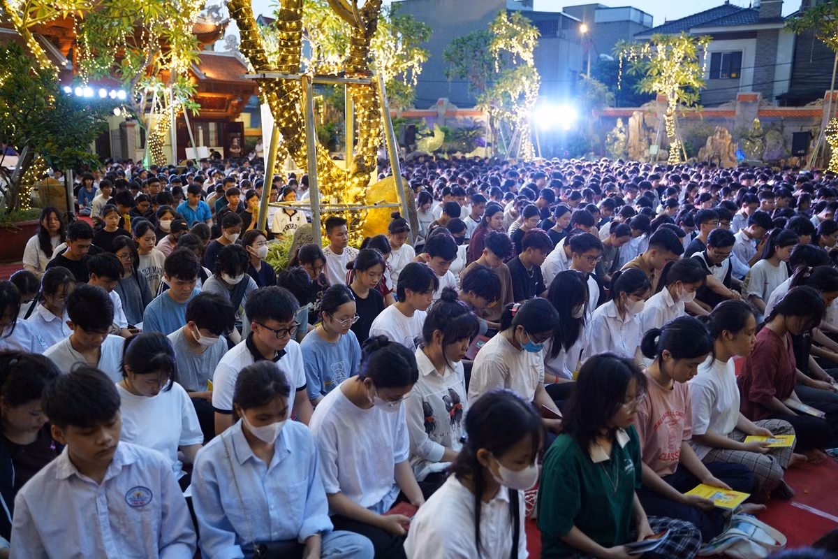 Ha Noi: Gan 1800 ban tre ve chua Quan Am cau nguyen truoc ky thi tot nghiep THPT-Hinh-44
