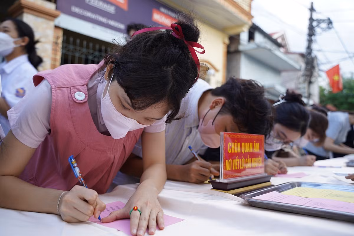 Ha Noi: Gan 1800 ban tre ve chua Quan Am cau nguyen truoc ky thi tot nghiep THPT-Hinh-10