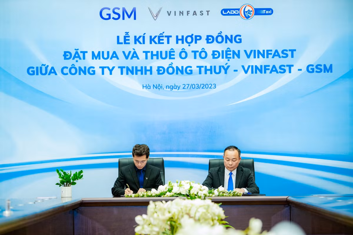 Lado Taxi thue 500 o to dien VinFast va mua bo sung 40 xe VF e34