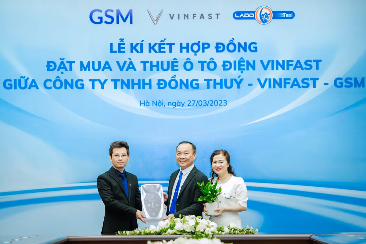 Lado Taxi thue 500 o to dien VinFast va mua bo sung 40 xe VF e34-Hinh-3
