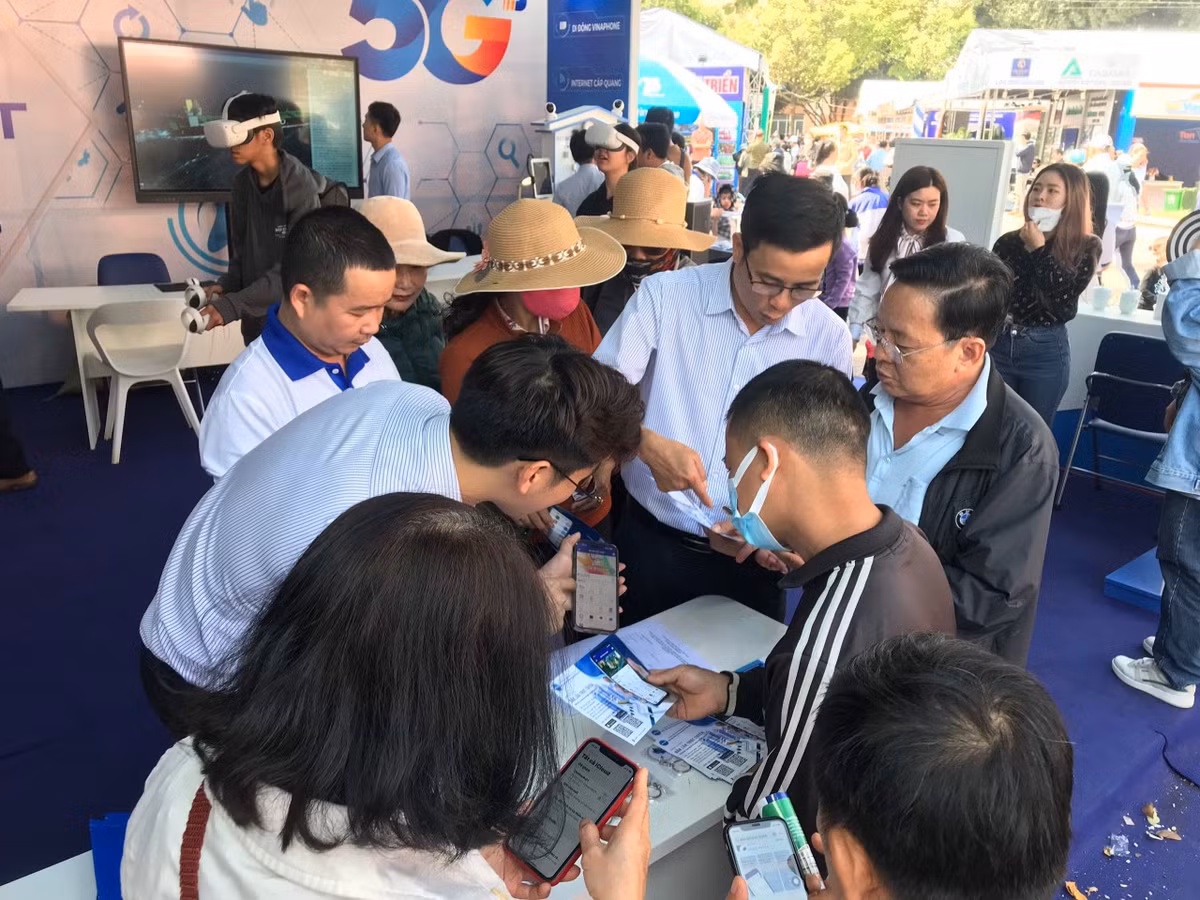 Trai nghiem VinaPhone 5G, nhan qua hap dan tai Le hoi ca phe Buon Ma Thuot 2023-Hinh-2