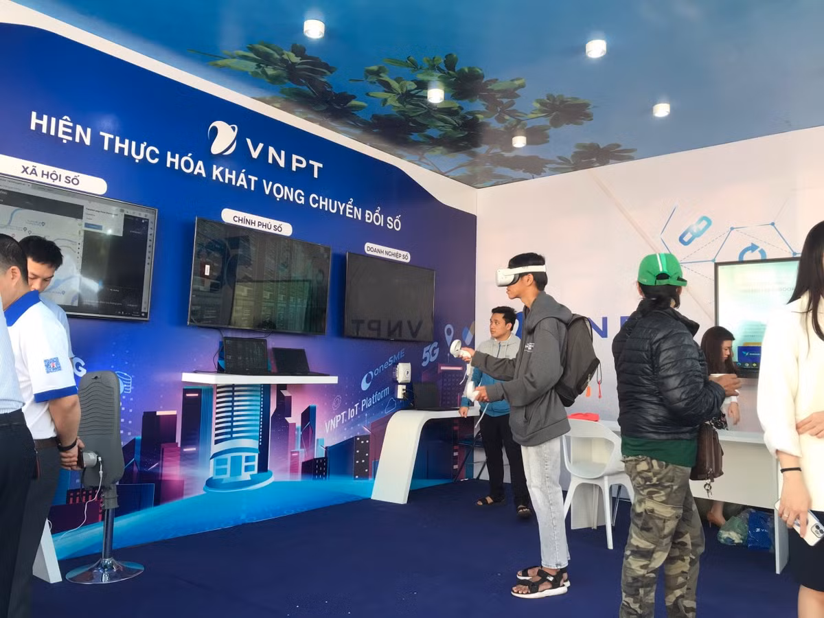 Trai nghiem VinaPhone 5G, nhan qua hap dan tai Le hoi ca phe Buon Ma Thuot 2023-Hinh-3