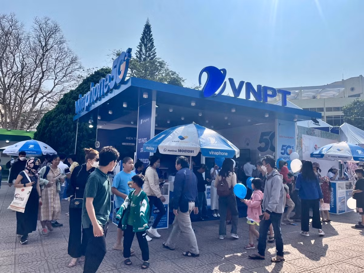 Trai nghiem VinaPhone 5G, nhan qua hap dan tai Le hoi ca phe Buon Ma Thuot 2023