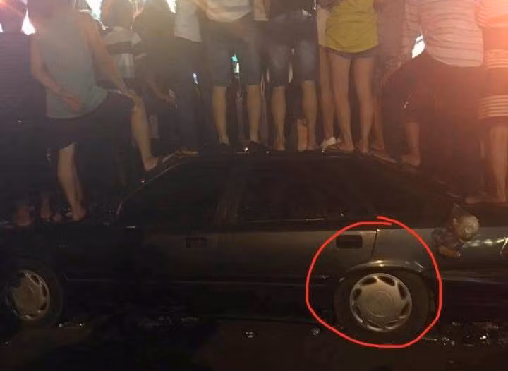 Thậm chí, nhiều người còn "chung sức" giẫm lên một chiếc ô tô để "quẩy" nhiệt tình. Hành động thiếu ý thức này đã khiến chiếc xe bẹp rúm, hư hỏng nặng. Ảnh:Khánh's Art