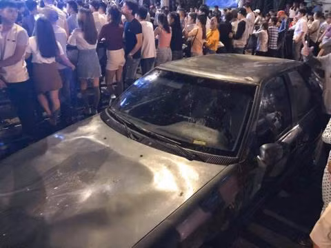 Chiếc xe "đáng thương" sau màn giẫm đạp tập thể của các thanh niên xem ca nhạc đã biến dạng hoàn toàn. Ảnh: Khánh's Art