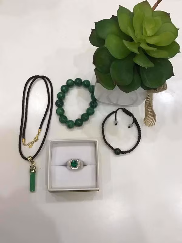 ... Đến các món đồ trang sức, quần áo, tất cả đều có màu xanh.