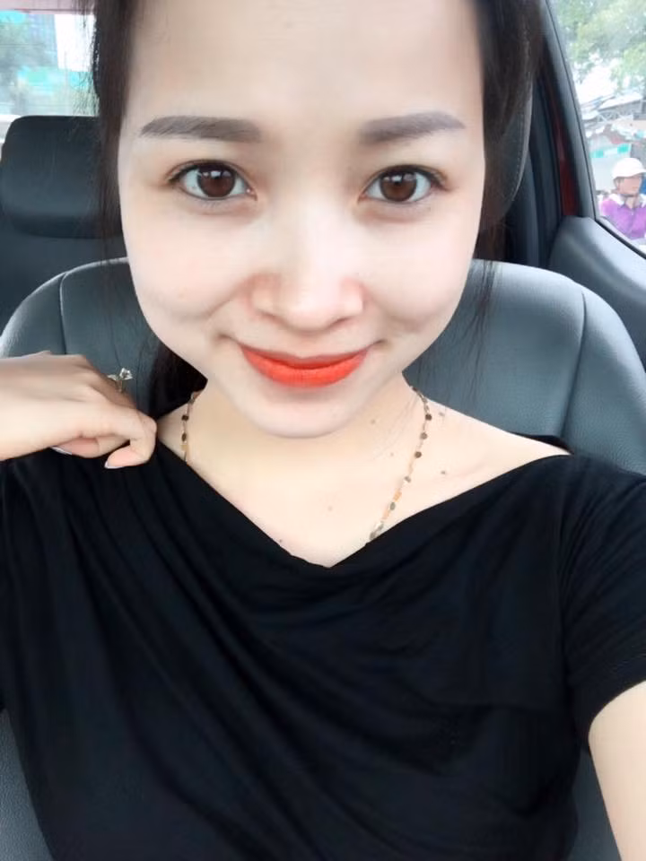 Làn da trắng, đôi mắt to mơ màng và các đường nét khuôn mặt hài hòa khiến Phó tổng BOT xinh đẹp và cuốn hút.