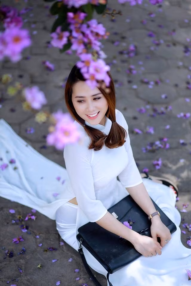Gương mặt đẹp hút hồn, với các đường nét hài hoà, Thúy Quỳnh còn gây thiện cảm tốt với nụ cười như tỏa nắng.